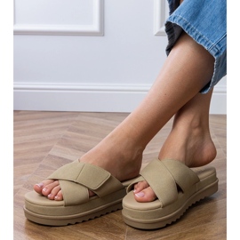 Brown Flip -flops med ränder på plattformen brun 3