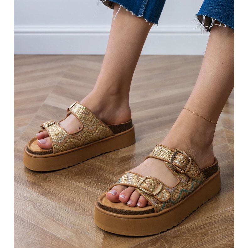 Gyllene flip flops med klämmor på ränder 1