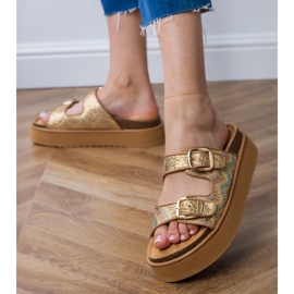 Gyllene flip flops med klämmor på ränder 3