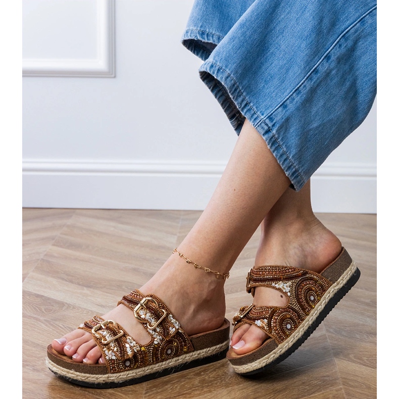 Bruna etniska flip flops med klämmor på ränder 2