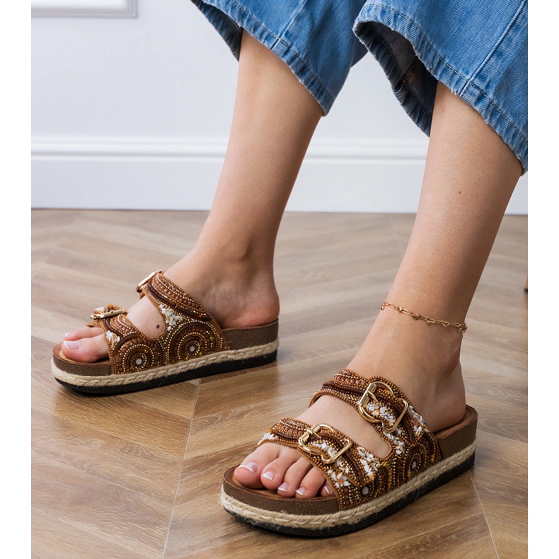 Bruna etniska flip flops med klämmor på ränder 1