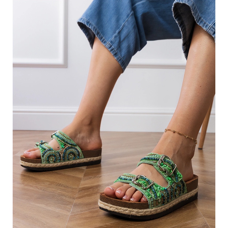 Gröna etniska flip flops med klämmor på ränder 1