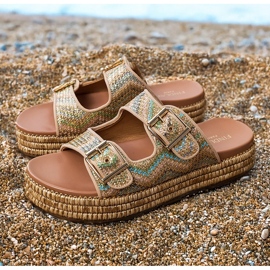 Gyllene flip flops med klämmor på ränder 4