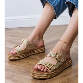 Gyllene flip flops med klämmor på ränder 9