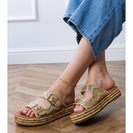 Gyllene flip flops med klämmor på ränder 10