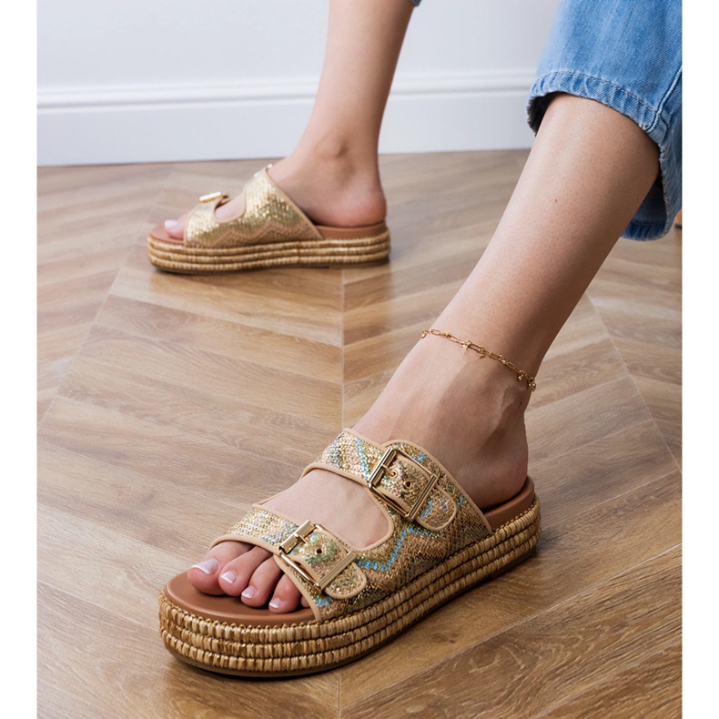 Gyllene flip flops med klämmor på ränder 1