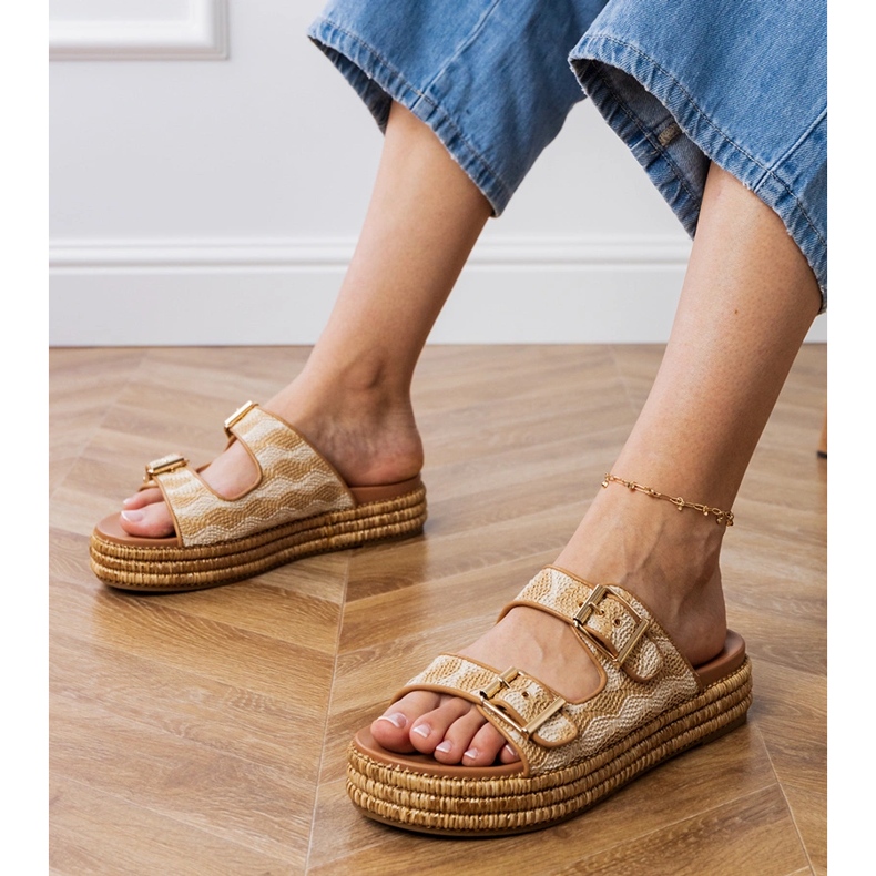 Beige klaffar med klämmor på ränderna 1