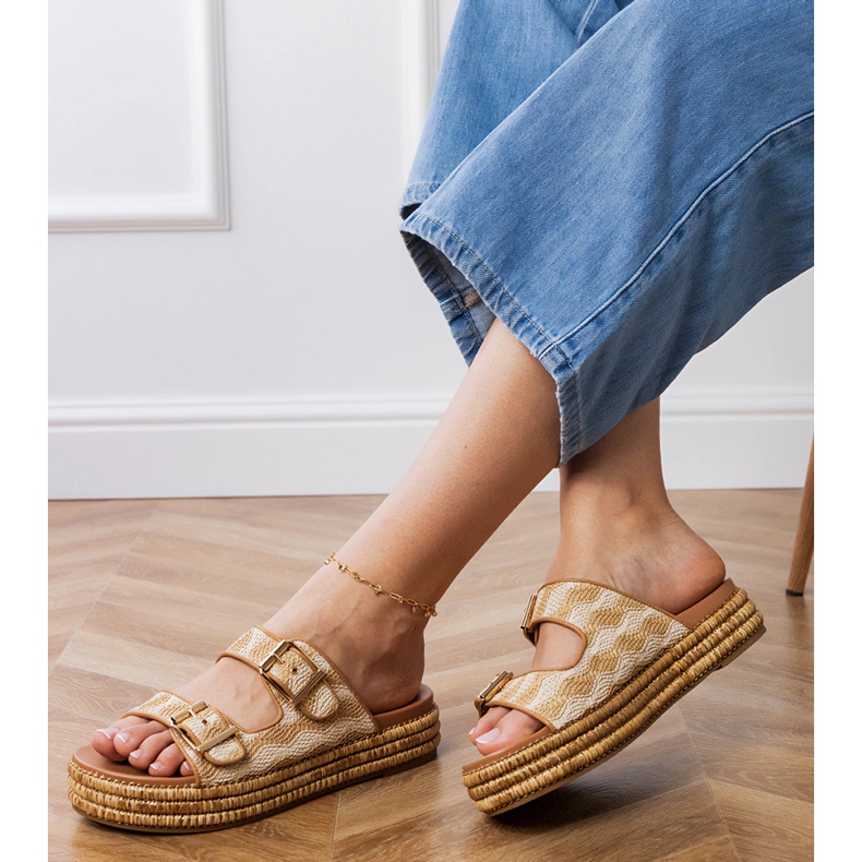 Beige klaffar med klämmor på ränderna 2