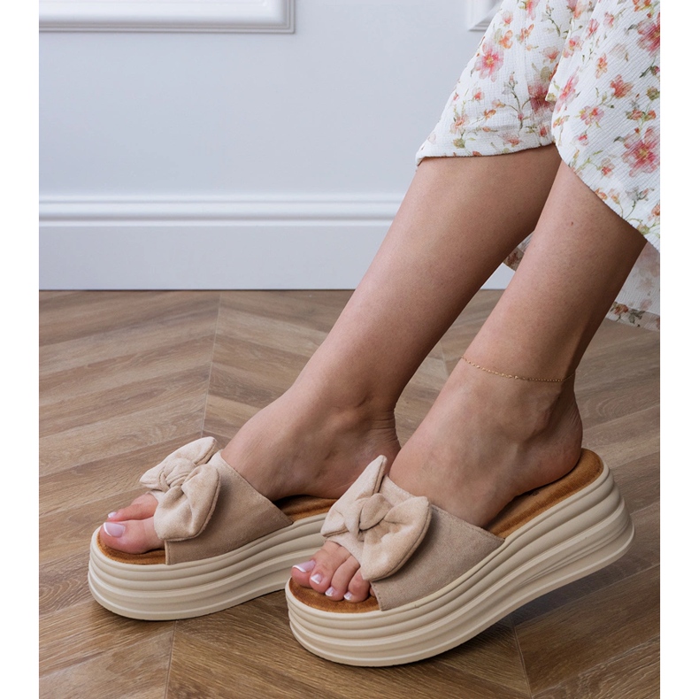 Bruna flip flops på plattformen med en båge 2