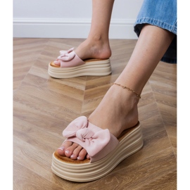 Rosa tofflor på plattformen med en rosett 2