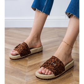 Leopard flip -flops på plattformen med ett dekorativt spänne brun 1