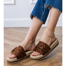 Leopard flip -flops på plattformen med ett dekorativt spänne brun 2