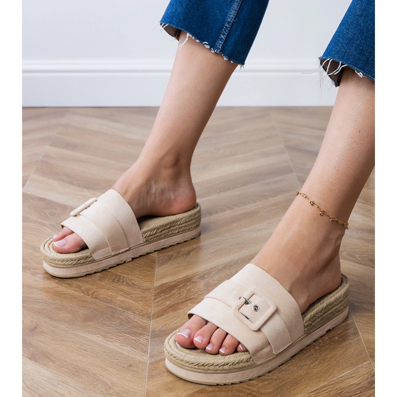 Beige klaffar på plattformen med ett dekorativt spänne 1