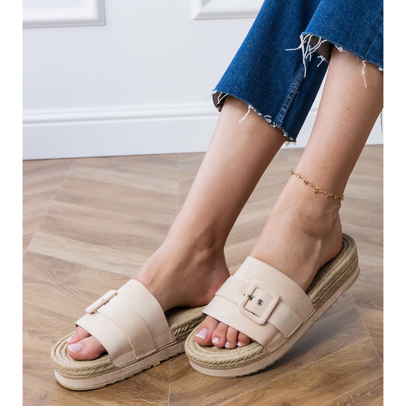 Beige klaffar på plattformen med ett dekorativt spänne 2