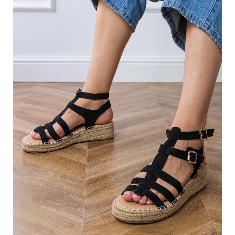 Svarta espadrilles sandaler på en låg plattform 1