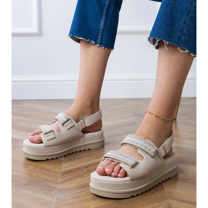 Beige sandaler med broderade ränder på plattformen 1