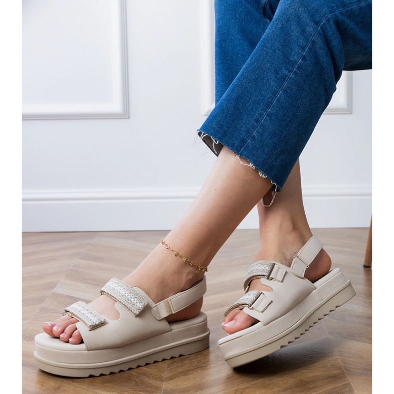 Beige sandaler med broderade ränder på plattformen 2