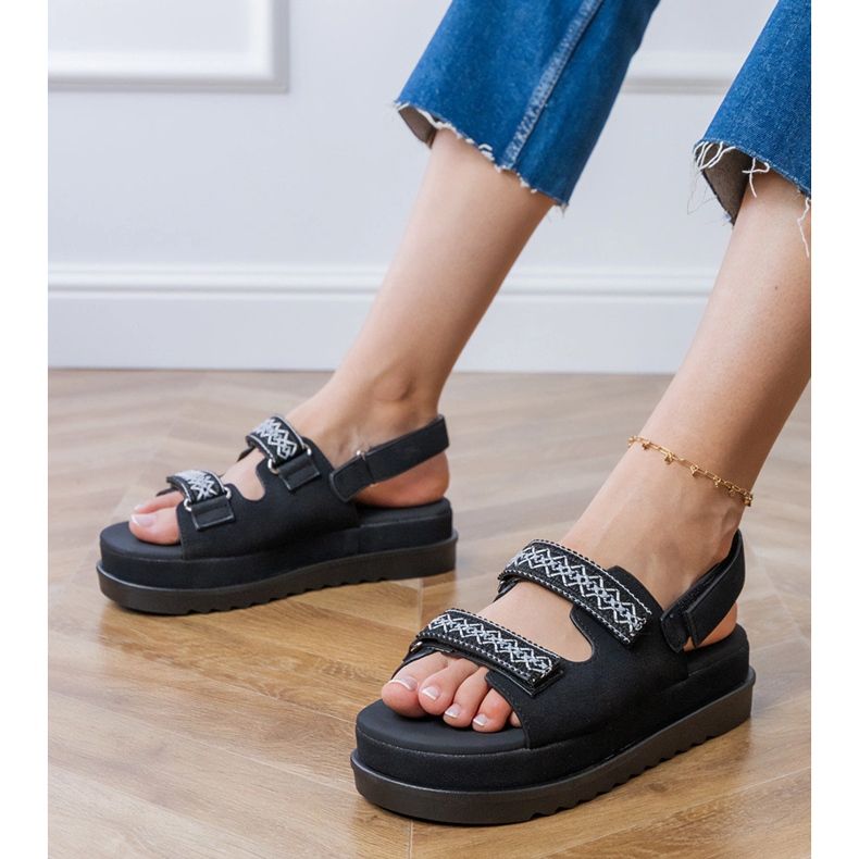 Svarta sandaler med broderade ränder på plattformen 1