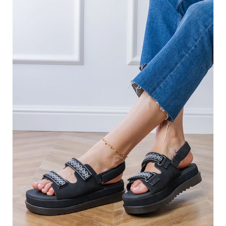 Svarta sandaler med broderade ränder på plattformen 2