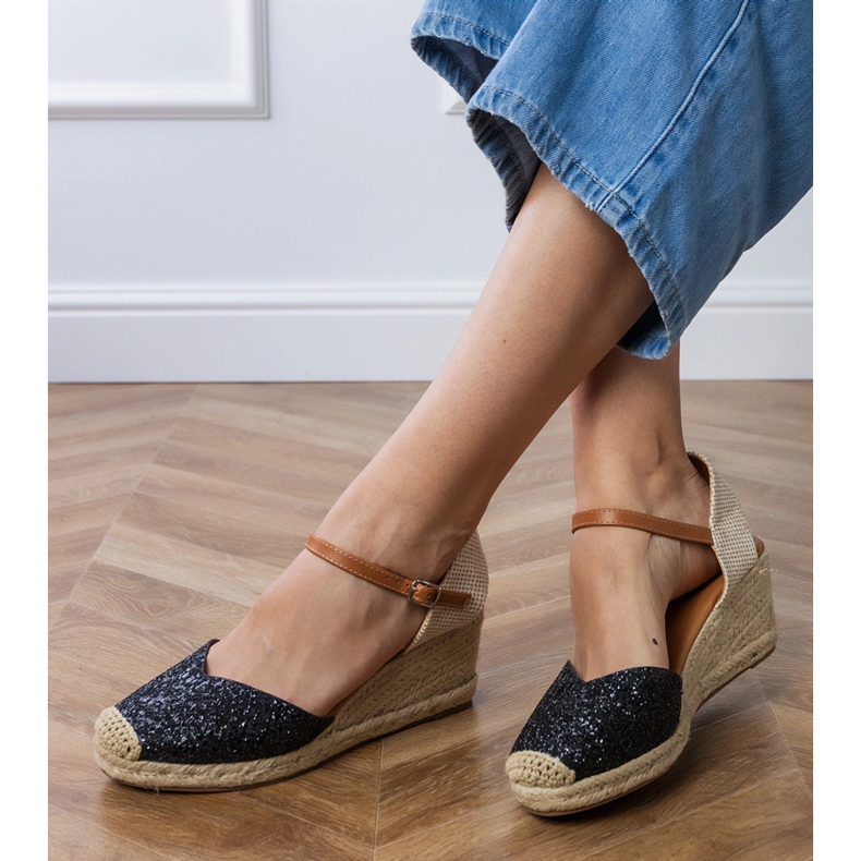 Svarta brokadesandaler på kil 2