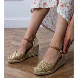 Gyllene brokadesandaler på en kil 2