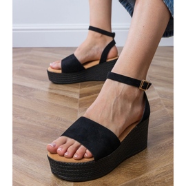 Svarta sandaler på Ekozamsz -plattformen 2