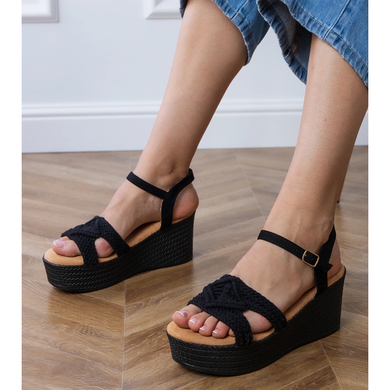 Svarta sandaler på plattformen med en bunden rem 1