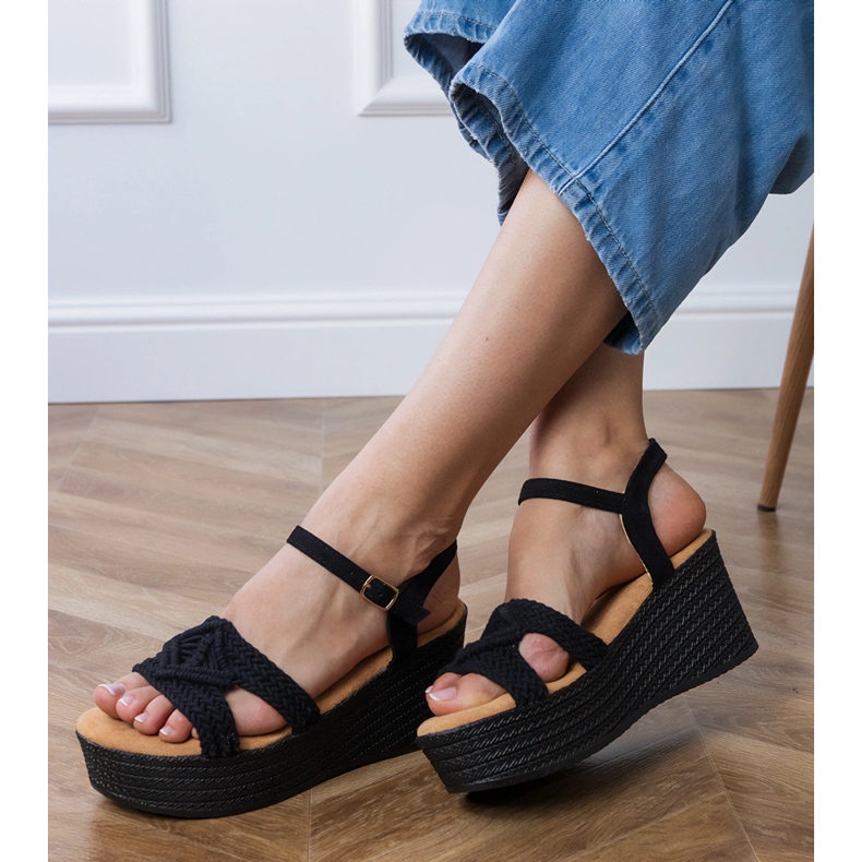 Svarta sandaler på plattformen med en bunden rem 2
