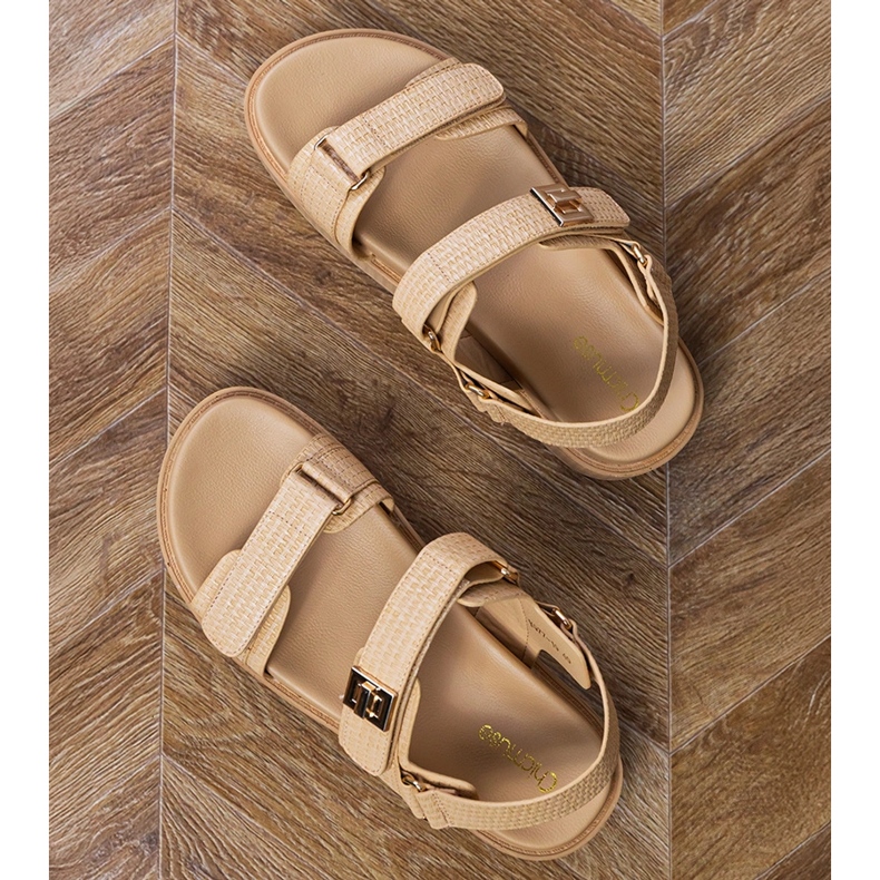 Beige sandaler på plattformen med remmar på kardborrbandet 2