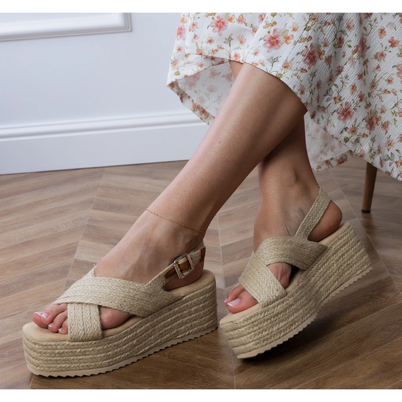 Beige espadrilles sandaler på en plattform med ränder 2
