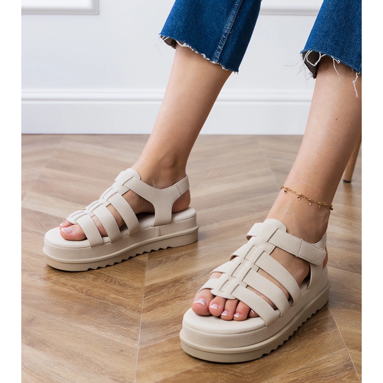 Beige gladiatorsandaler på plattformen 1