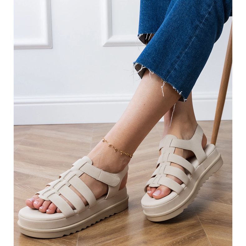 Beige gladiatorsandaler på plattformen 2