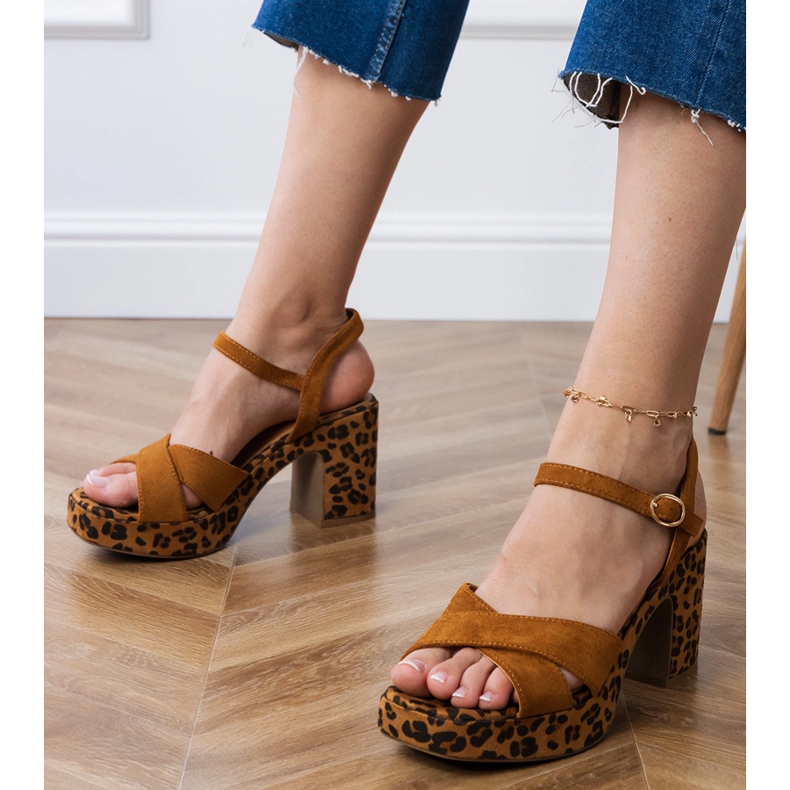 Bruna ekosamsandaler på posten 1