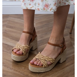 Bruna sandaler kretsade på posten 3