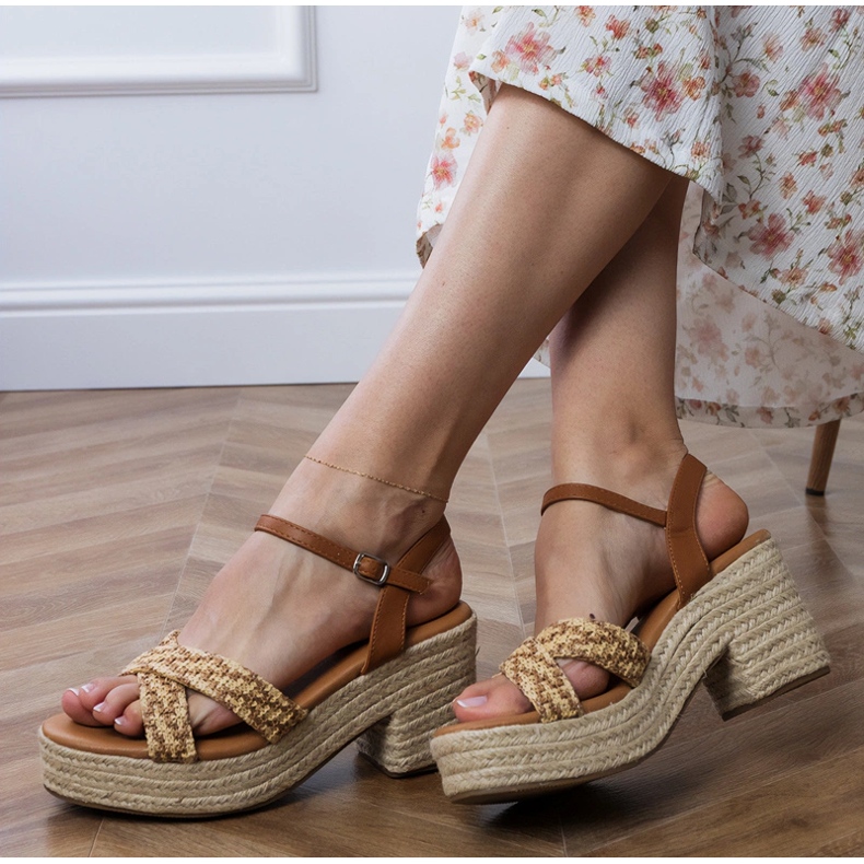 Bruna sandaler kretsade på posten 1