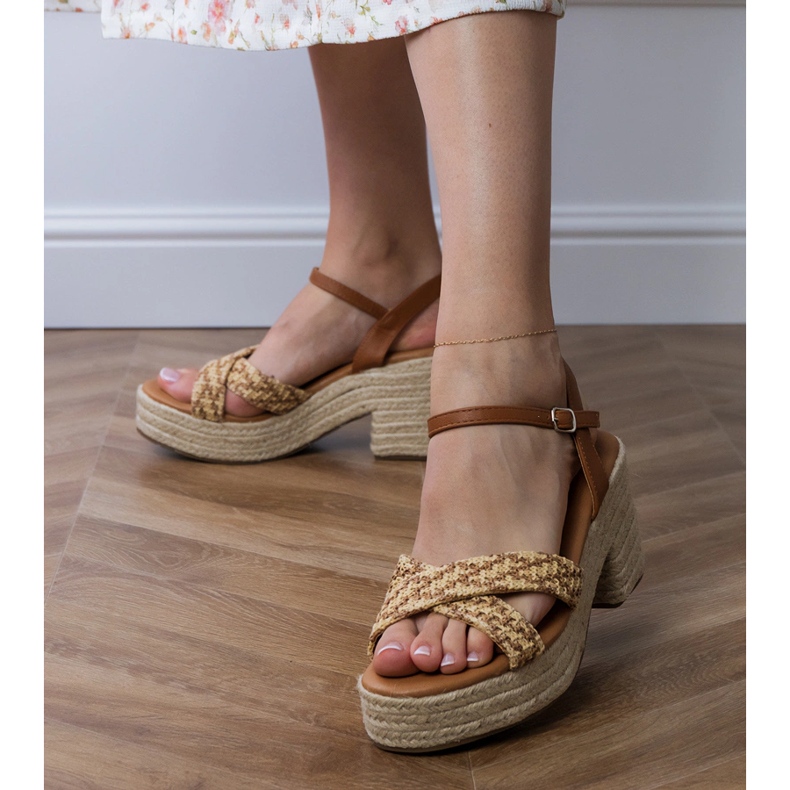 Bruna sandaler kretsade på posten 2