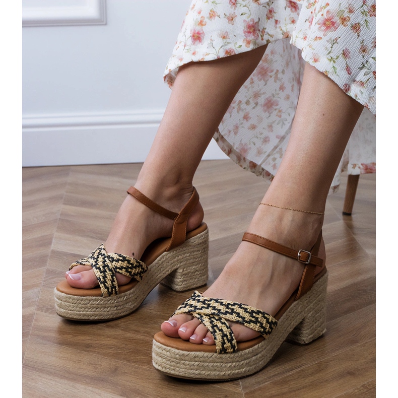 Svarta sandaler vävda på posten 1