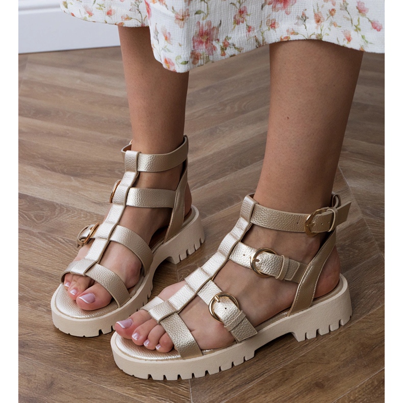 Guldsandaler Gladiator fäst med en kub gyllene 2