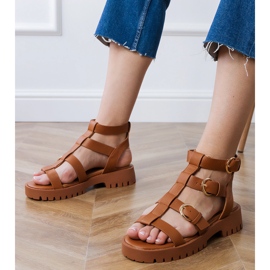Bruna gladiatorsandaler fästs med en kub 1