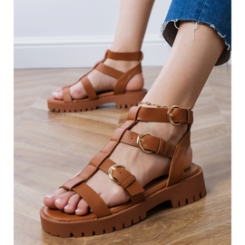 Bruna gladiatorsandaler fästs med en kub 3