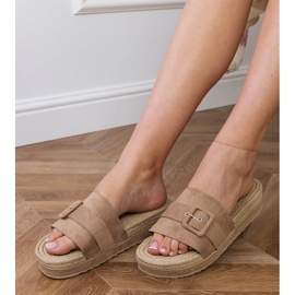 Brun flip flops på plattformen med ett dekorativt spänne 4