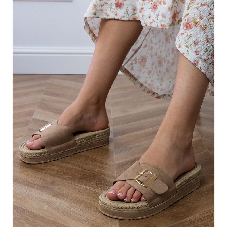 Bruna flip flops på plattformen med ett spänne på bältet 1