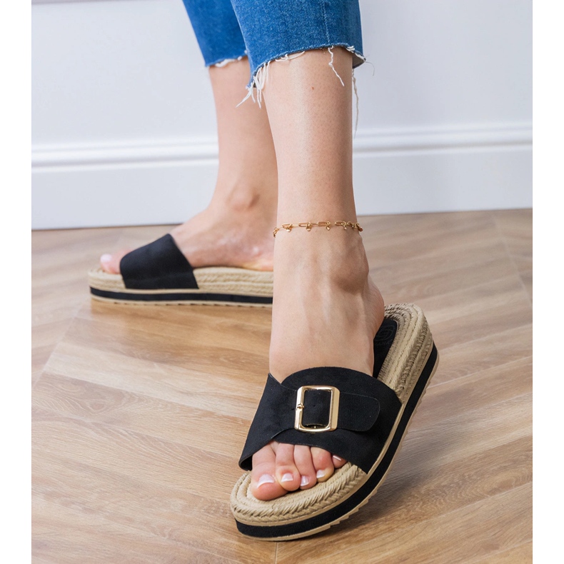 Svarta flip flops på plattformen med ett spänne på bältet 2