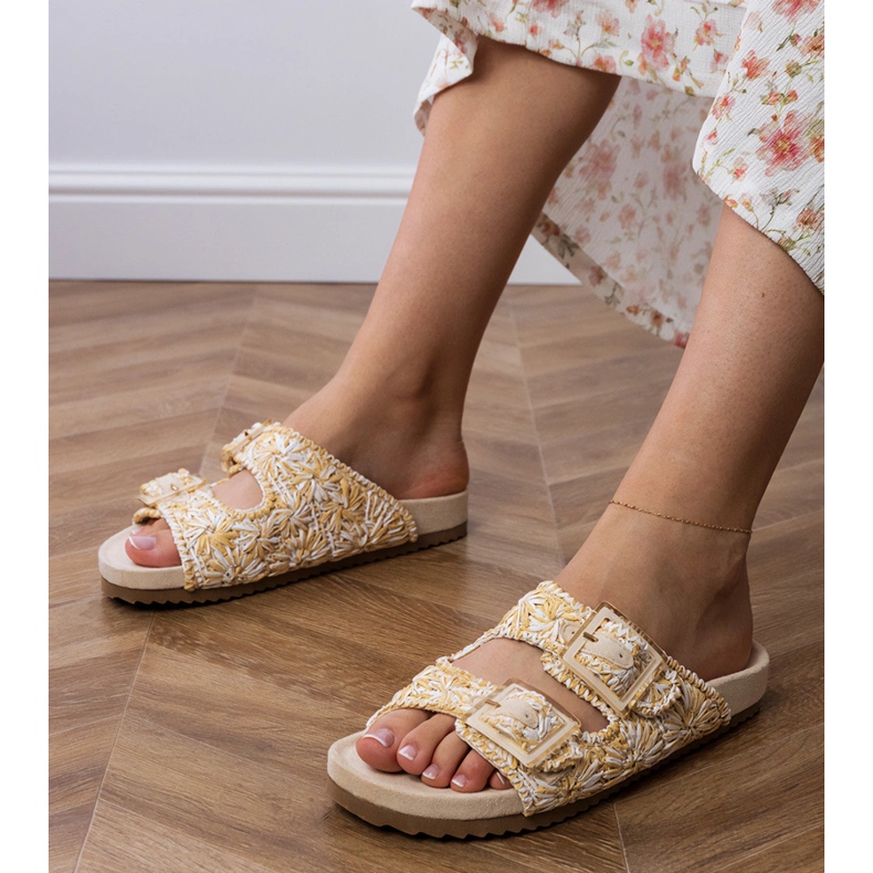 Beige virkade klaffar med klämmor på ränderna 1