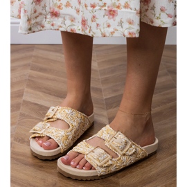 Beige virkade klaffar med klämmor på ränderna 5