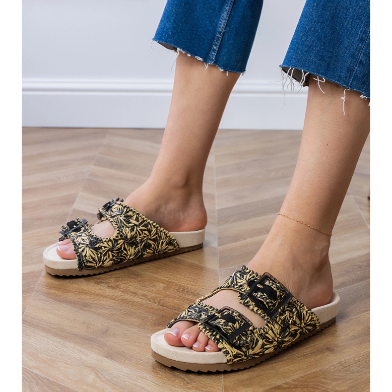 Svarta virkade klaffar med klämmor på ränder 1