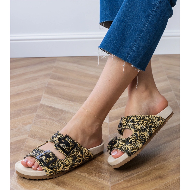 Svarta virkade klaffar med klämmor på ränder 2