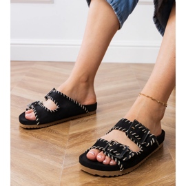 Svarta flip flops med klämmor och broderier på ränder 1