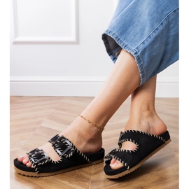 Svarta flip flops med klämmor och broderier på ränder 2