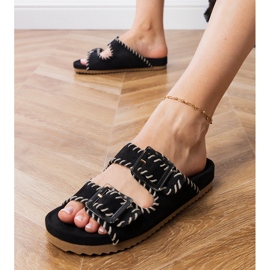 Svarta flip flops med klämmor och broderier på ränder 3